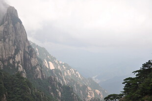 云雾缭绕的巍峨山峰