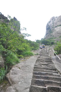 山间石阶漫步景