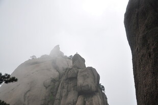 云雾缭绕的巍峨山峰