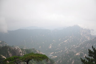 云雾缭绕的壮美山景