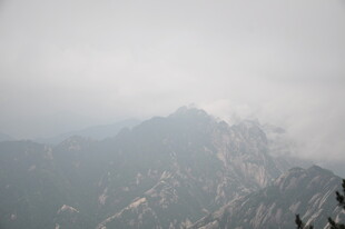 云雾缭绕的壮美山峦