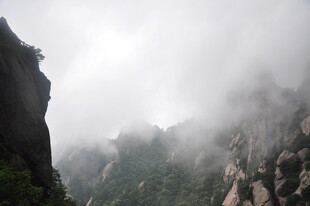 云雾缭绕的壮美山间景色