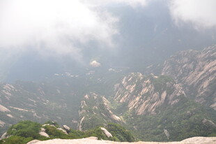 云雾缭绕的壮美山峦