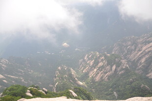 云雾缭绕的壮丽山峦