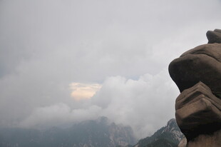 云雾缭绕的山巅景观