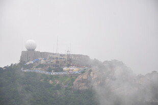 云雾缭绕中的山顶建筑