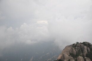 云雾缭绕的巍峨山峰