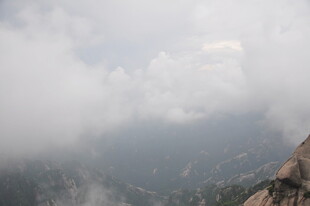 云雾缭绕的壮美山峦