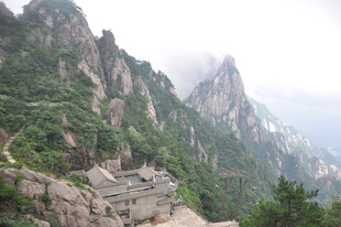 黄山壮美山峦与山间建筑