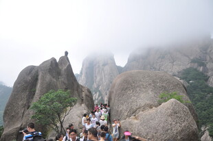 黄山之巅游客赏景