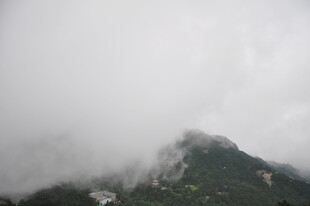 云雾缭绕的青山美景