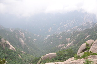 山间云雾缭绕的壮美景色