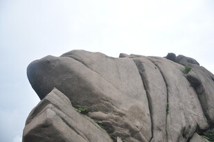 奇特造型的巨大岩石
