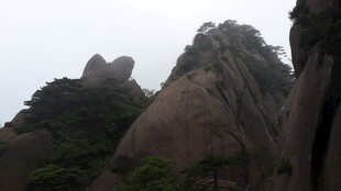 云雾缭绕的巍峨山峰