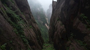 云雾缭绕的险峻山间峡谷