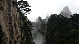 云雾缭绕的壮丽山峰