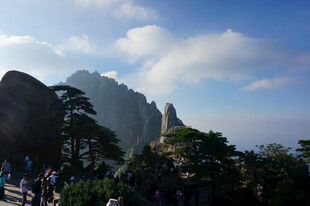 黄山美景 游人漫步山间