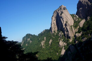 巍峨山峰绿意环绕