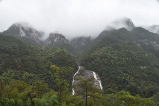 云雾缭绕中的山间建筑