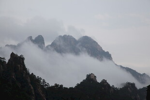 云雾缭绕的壮丽山峰