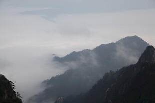 云雾缭绕的壮美山峦