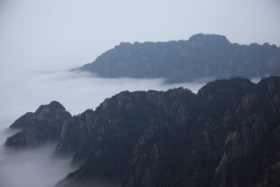 云雾缭绕的壮美山峦