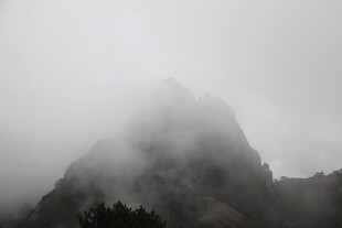 云雾缭绕的巍峨山峰