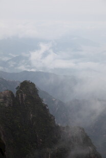 云雾缭绕的巍峨山峰