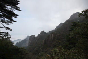 云雾缭绕的壮丽山景