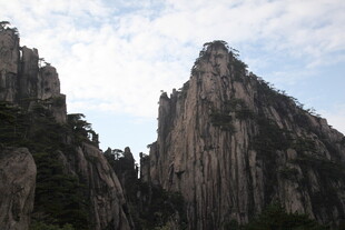 巍峨险峻的壮丽山峰