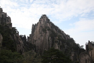 巍峨奇峰 尽显自然之壮美