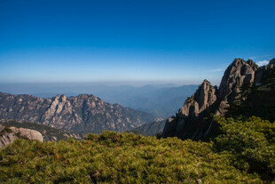 壮美山景 绿意与峰峦交织