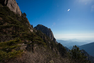壮丽山景与蓝天交相辉映