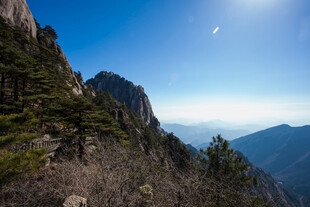 壮丽山景 蓝天绿树相衬