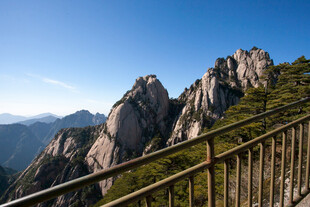 黄山壮丽山景与观景护栏