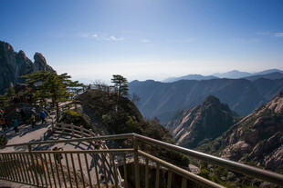 黄山壮丽山景观景台视角