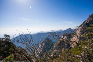 壮丽山景 阳光照耀的峰峦