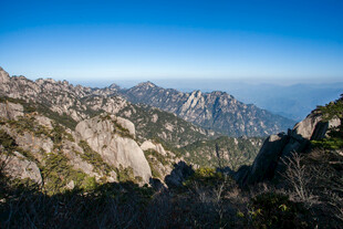 壮丽山景 蓝天映衬的巍峨山脉
