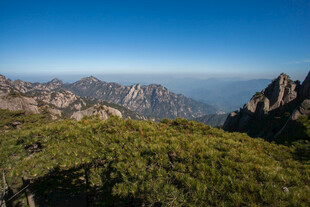 高山绿野间的壮阔景致