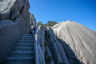 黄山陡峭石阶登山景象