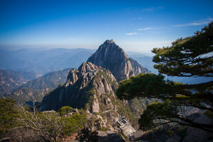巍峨黄山奇峰景色壮丽