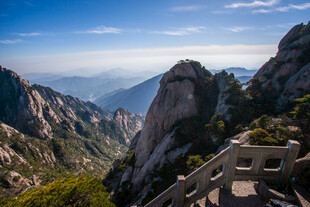 壮丽山岳景观 栈道蜿蜒