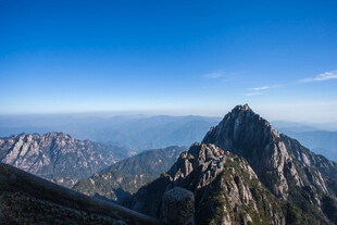 巍峨壮丽的高山景观
