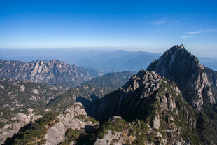 巍峨高山壮丽景致
