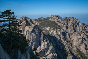 巍峨峻峭的壮丽山峰景色