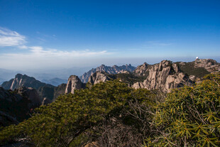 壮丽山景 绿意与奇峰相映
