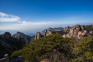黄山壮美山峦与蓝天白云