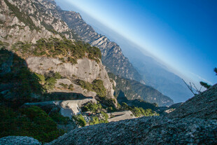 壮丽山景 阳光洒落山谷