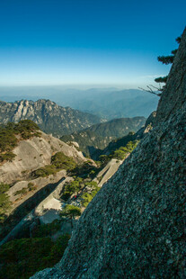 高山峻岭间的壮美风光