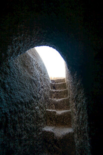 石砌隧道中的阶梯与光亮